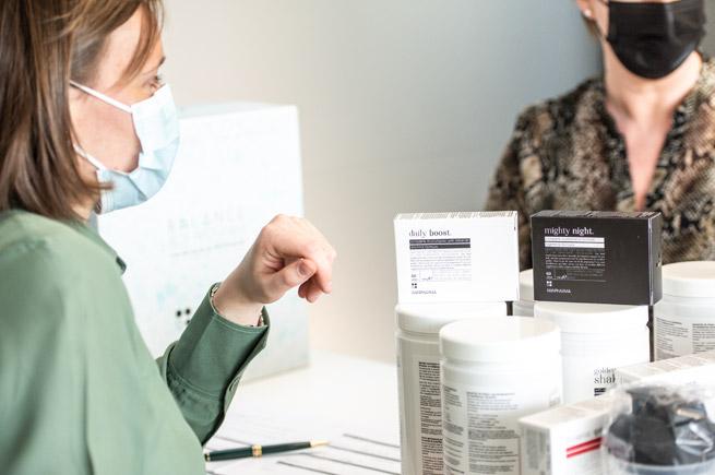 Apotheker toont een product aan een klant