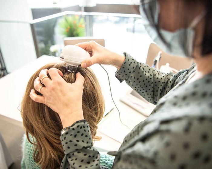 Hoofdhuidanalyse met een microcamera